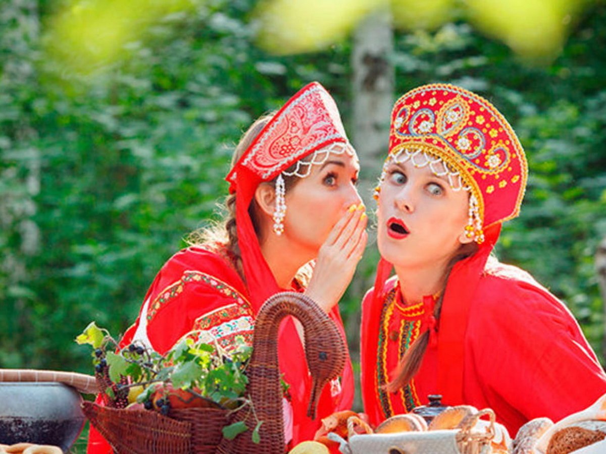 Девушка в кокошнике. Русский народ. Девушка в русском национальном костюме. Русские женщины в кокошниках.