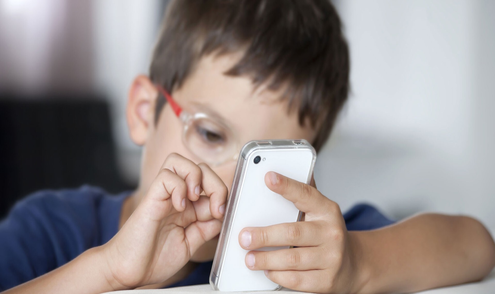 защита смартфона. посадили телефон. телефон сажать. телефон сажать. как держать телефон в руке.