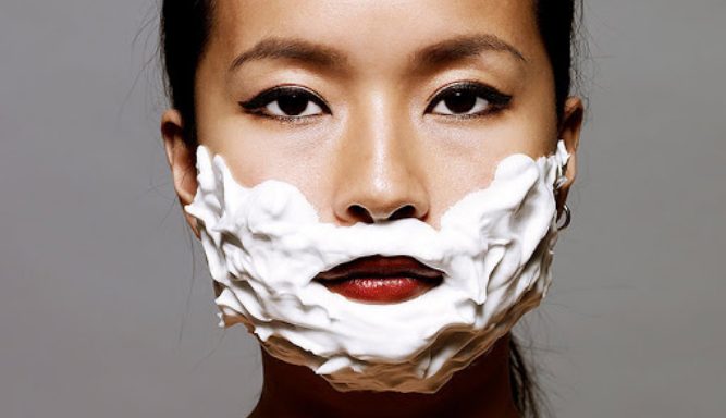 Почему японки не бреют. Японки Бреют лицо. Японские женщины сбривали брови. Бритье для лица девушкам Япония. Бритье лица в Китае.