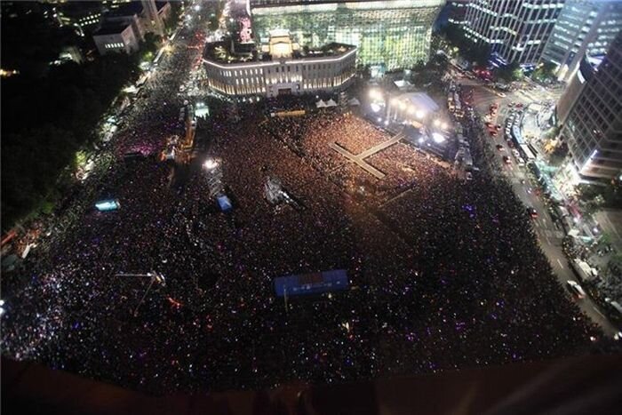 Толпа людей на концерте (видео)