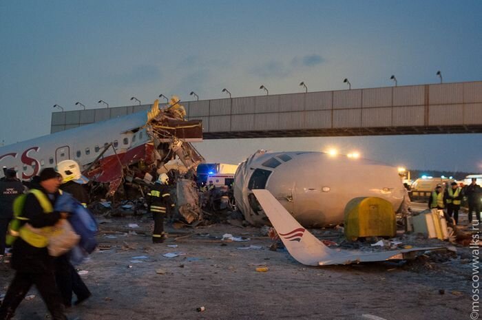 Во Внуково разбился пассажирский самолет Ту-204 (10 фото + 2 видео)