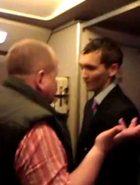 Пьяный русский турист устроил дебош на борту самолета (2 видео)