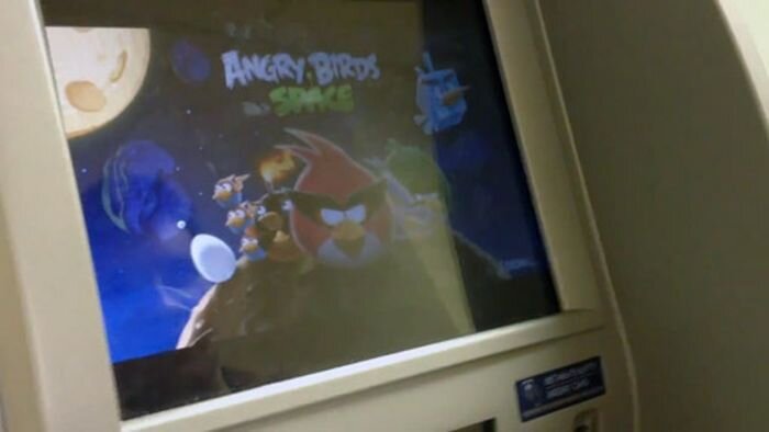 Angry Birds Space на банкомате (2 видео)