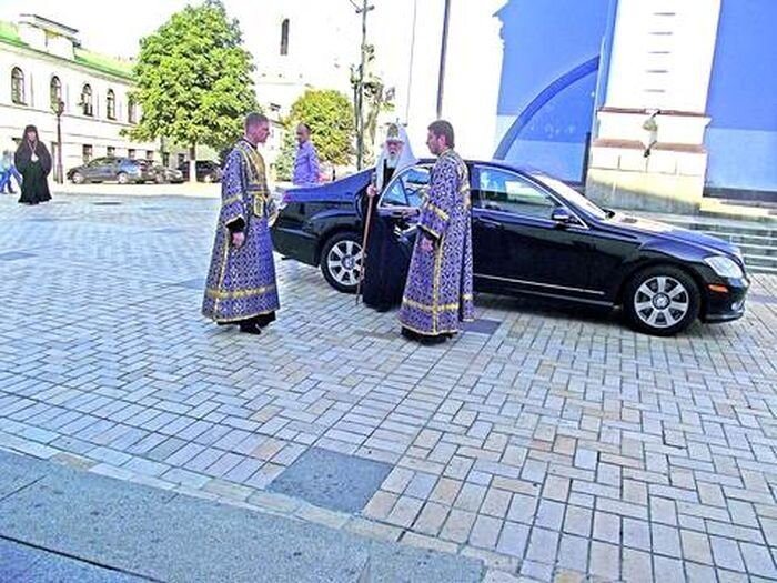 На каких элитных авто разъезжают по «Божьим делам» украинские святые отцы (16 фото+текст)