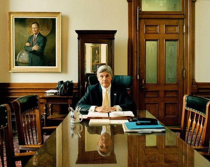 Бюрократы разных стран (16 фото)