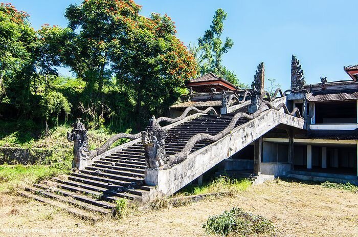 Тайна заброшенного отеля в Бали (39 фото)