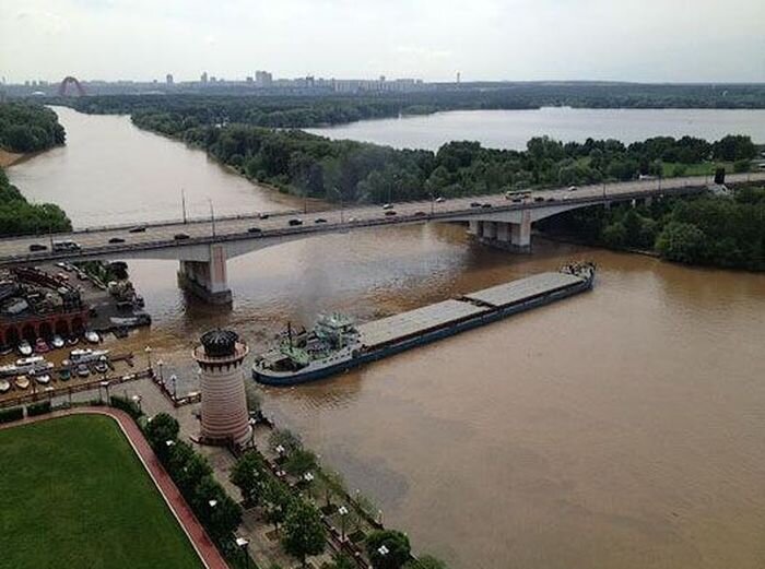 Москву-реку перекрыл сухогруз (5 фото)