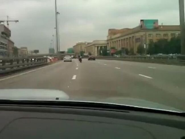 Субарист влетает в пробку на высокой скорости (2 видео)