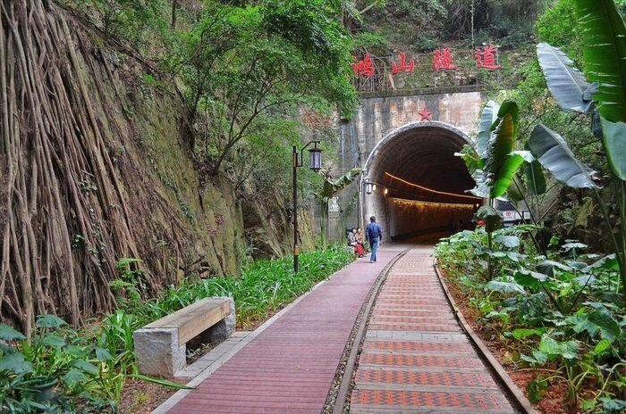 Во что можно превратить заброшенный железнодорожный тоннель? (16 фото)