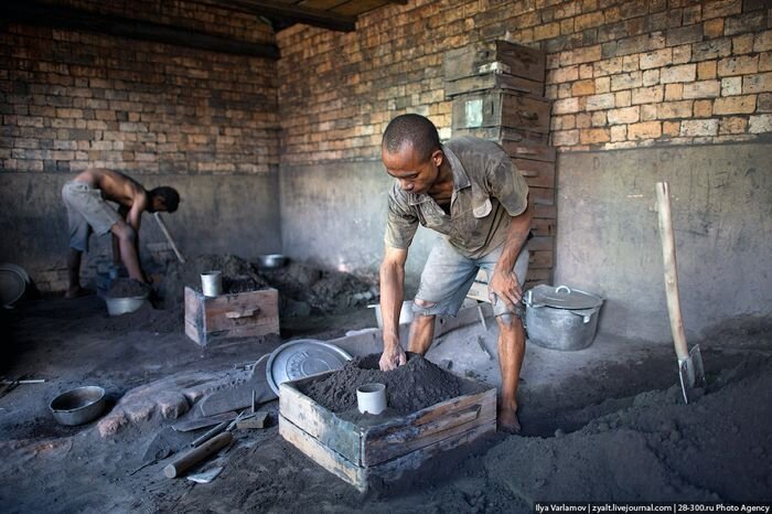 Как делают кастрюли на Мадагаскаре (21 фото)
