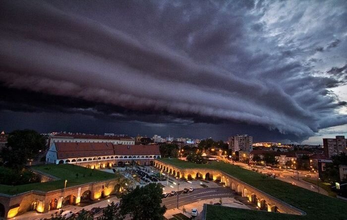 Надвигающаяся буря над Румынией (4 фото)