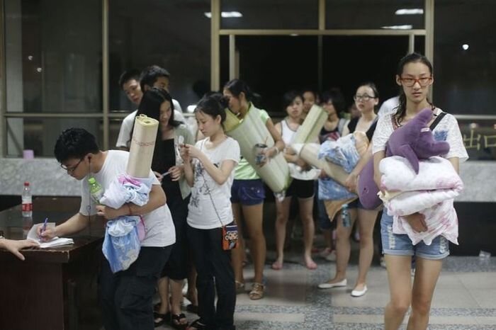 Что спасает китайских студентов от жары? (16 фото)
