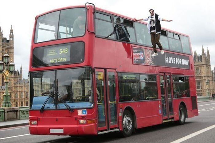 Британский иллюзионист полетал около автобуса (2 фото + 1 видео)