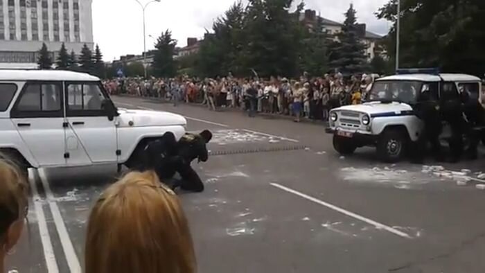 В Бобруйске омоновская Газель врезалась в зрителей (видео)