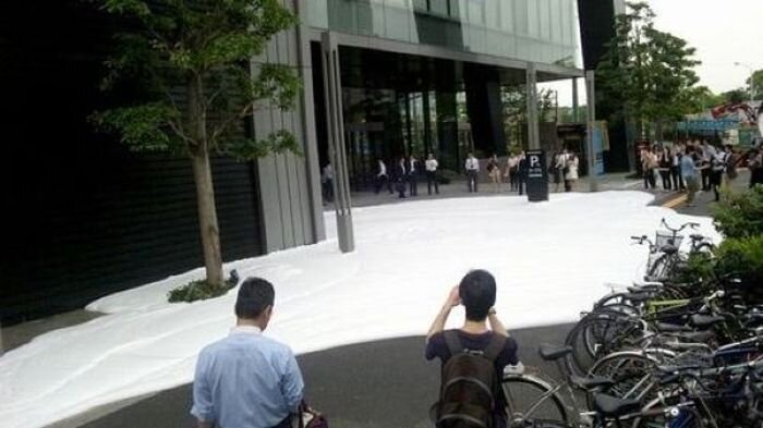По улицам Токио протекает пенная лавина (9 фото)