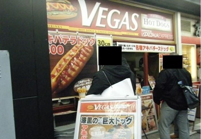 Черный японский хот-дог (7 фото)