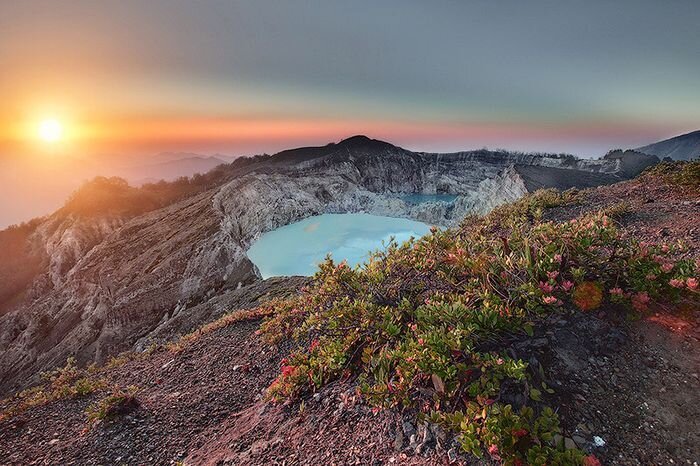 Уникальные трехцветные озера в кратере вулкана Келимуту (18 фото)