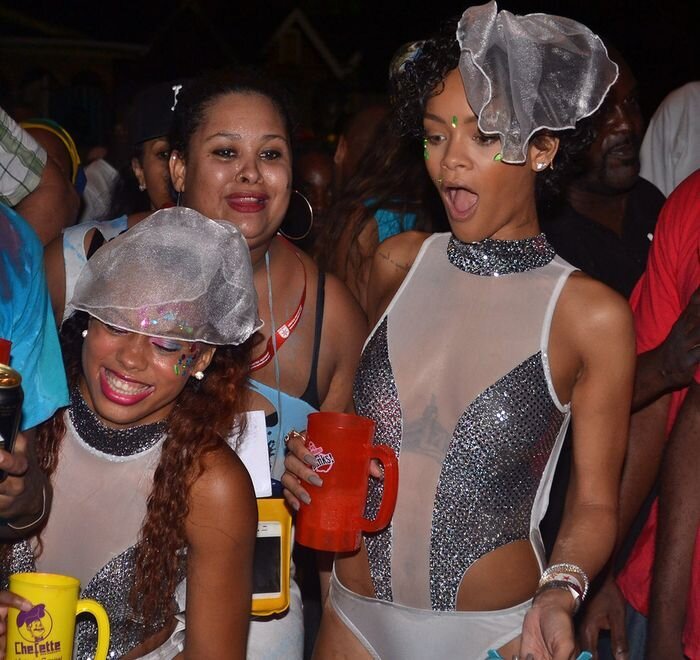 Рианна на какой-то вечеринке на Барбадосе (19 фото)