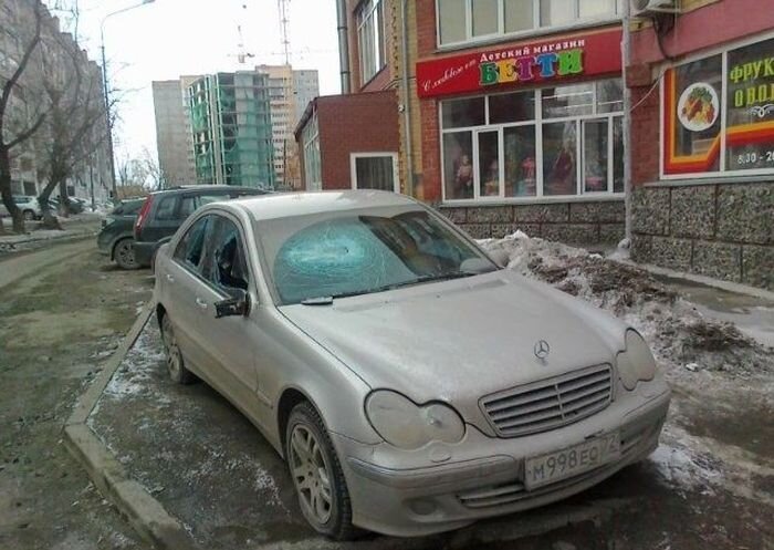 Поставил машину на тротуар - получи по заслугам (3 фото)