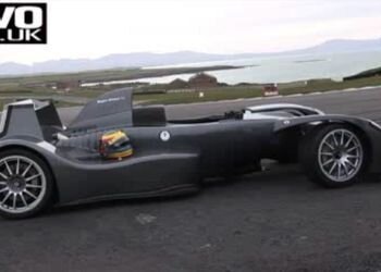 Болид F1 на обычной европейской дороге