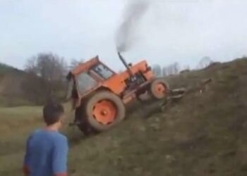 Трактор не смог пересечь границу