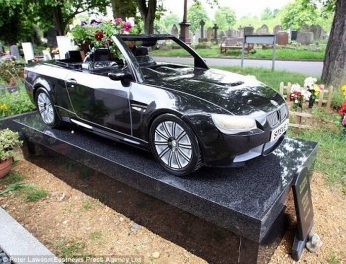 Надгробие - копия BMW M3 (2 фото)