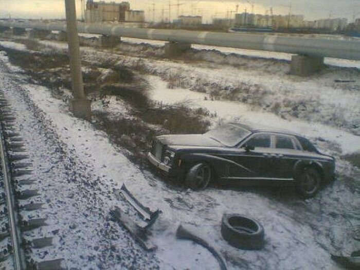 Бедняга Rolls-Royce, досталось ему в России (8 фото)