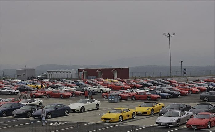 В Японии прошел слет владельцев Ferrari (16 фото)