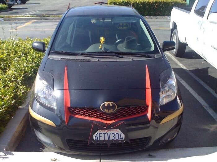 Бетмобили мельчают, на этот раз Toyota Yaris (5 фото)