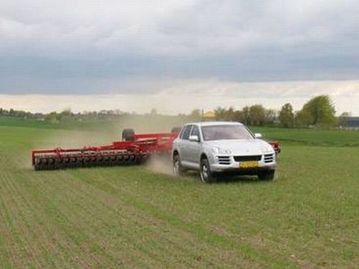 Porsche Cayenne лучший трактор в мире! (3 фото)