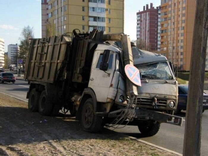 Идиотские и жестокие автоситуации (17 фото)