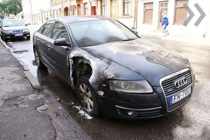 В Латвии молния ударила в стоящий авто (3 фото)