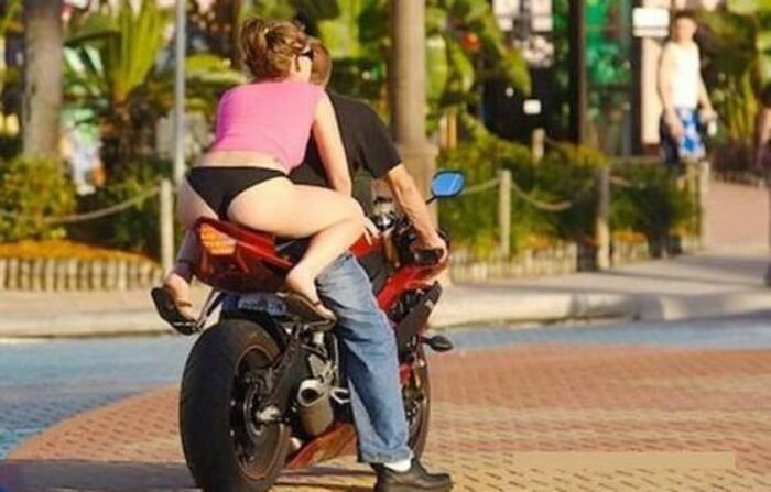 Знаете ли вы отличие богатого байкера от бедного? (2 фото)