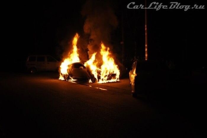 В Иркутске сгорел Bentley Continental GT (7 фото)