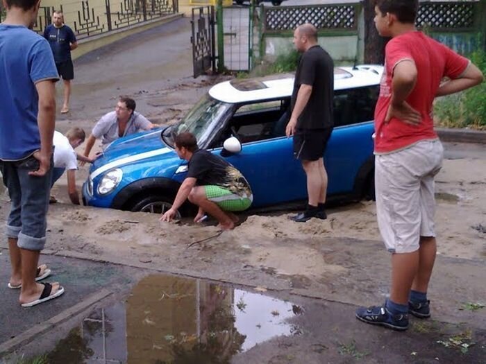 В Киеве маленький MINI угодил в дорожную ловушку (3 фото)