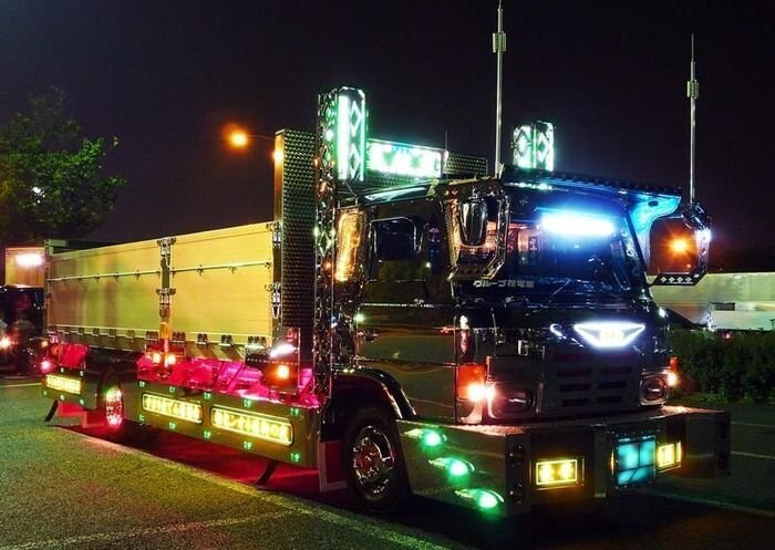 Огромная подборка сумасшедшего тюнинга грузовиков (117 фото)