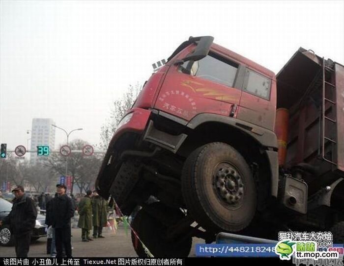 Необычное ДТП в Китае (7 фото)
