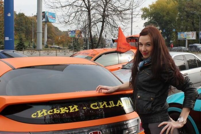 В Киеве прошел автопробег Мы любим сиськи! (10 фото)
