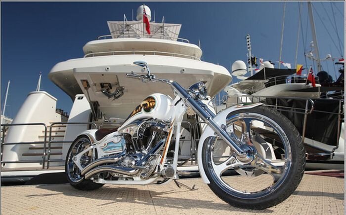 Покупая мотоцикл - яхта в придачу (5 фото)