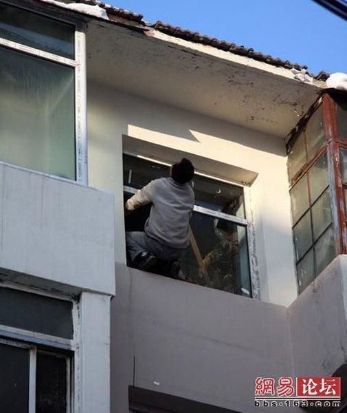 Прыжок с 5-го этажа (6 фото)