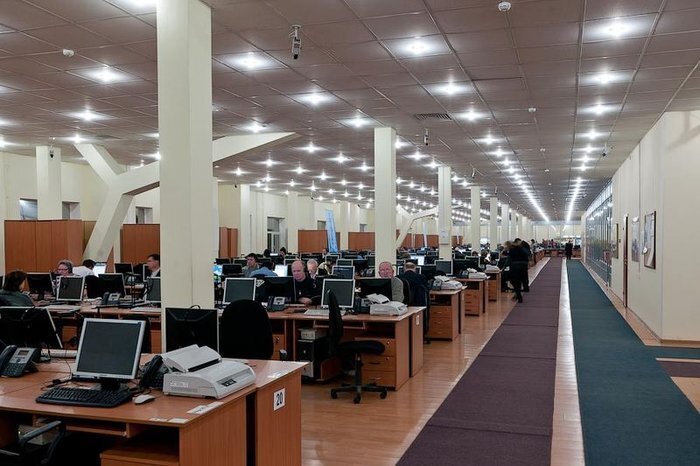 Необычный офис: черные мониторы (24 фото)