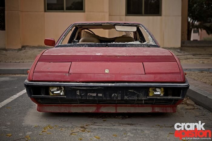 Ferrari Mondial гниет на улице в Дубаи (12 фото)