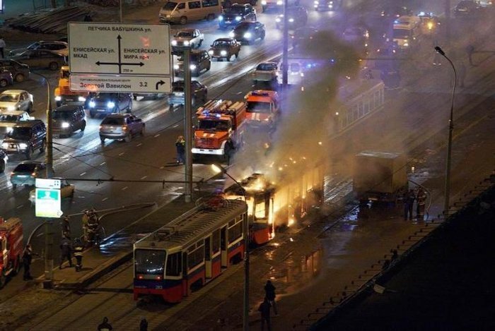На северо-востоке Москвы сгорел трамвай  &#8206; (2 фото + видео)