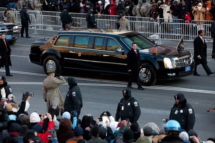 Лимузин Обамы застрял на выезде из посольства (12 фото+2 видео)