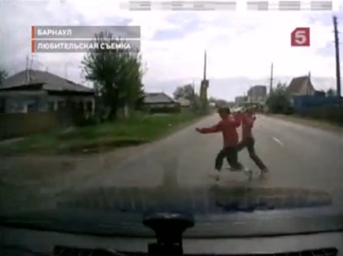 Сбил двух девочек (видео)