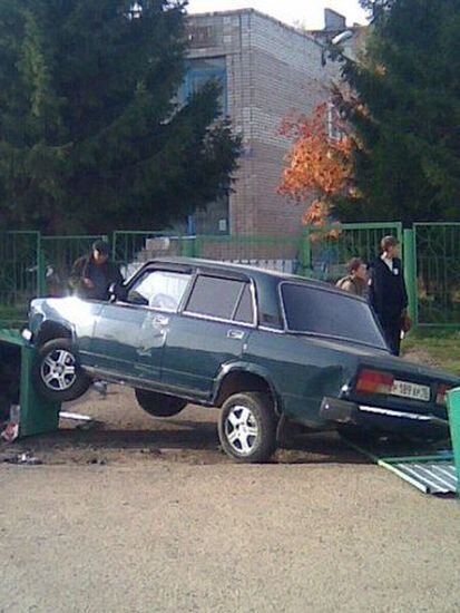 Из-за ревности покалечил автомобиль (8 фото)