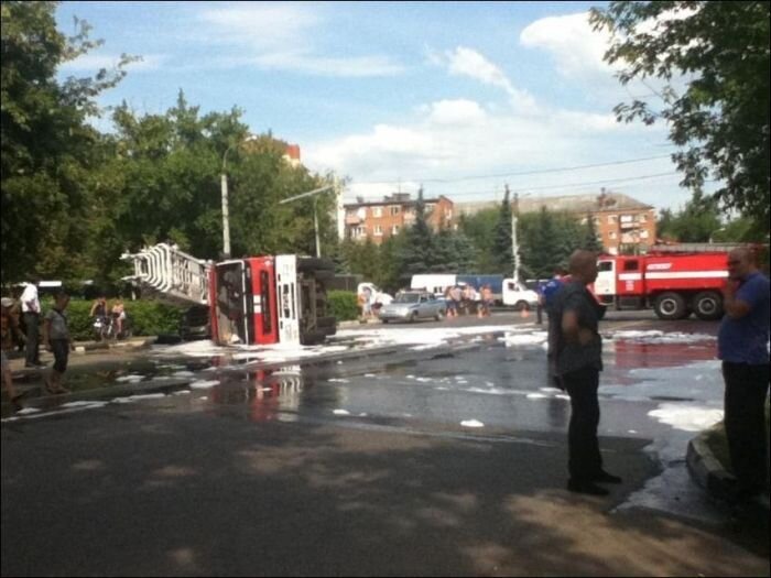 Машина пожарной охраны опрокинулась на УАЗик (3 фото)