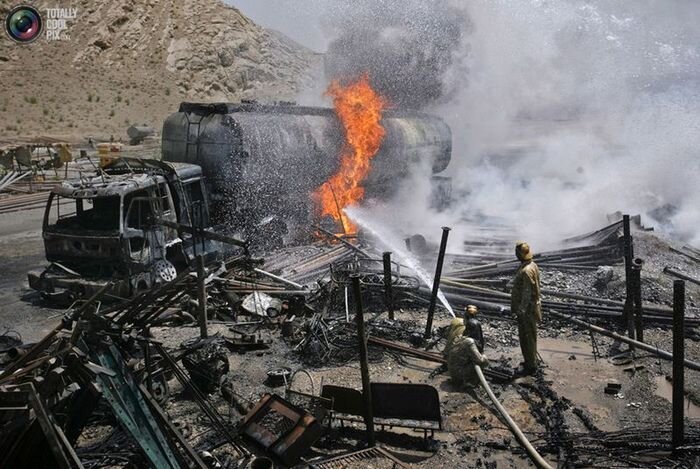Подборка горящих бензовозов в Афганистане (29 фото)