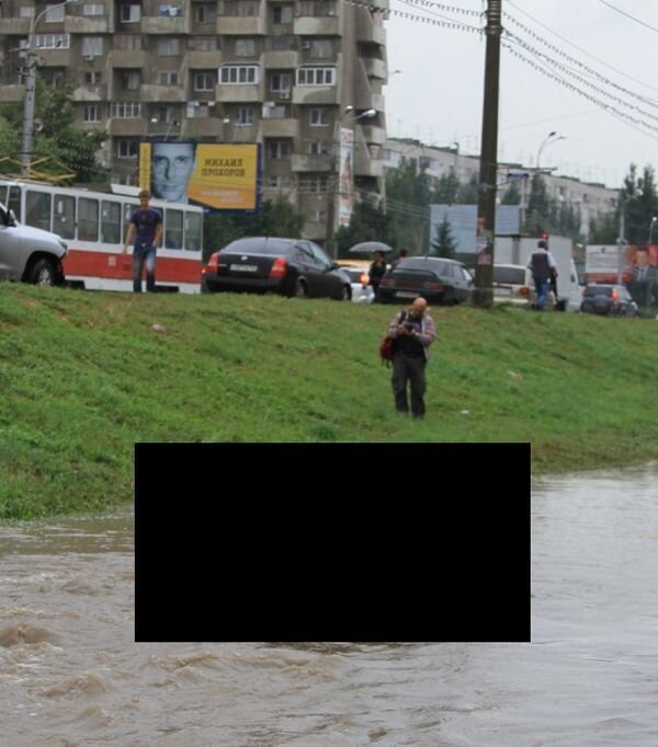 Автомобиль утонул вместе с водителем (3 фото)