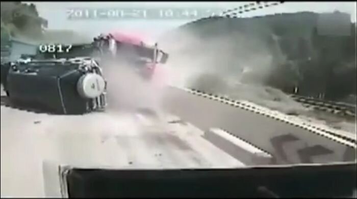 Подборка автомобильных аварий за август 2011 (видео)